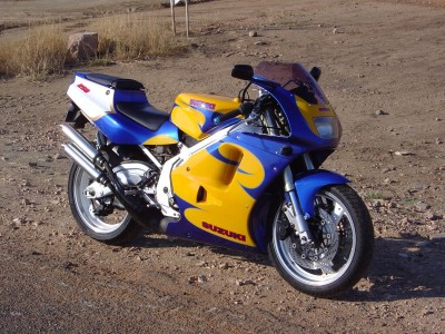 suzuki-rgv250-96-bikepics-059817.jpg